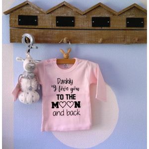 Shirtje baby roze meisje tekst papa eerste vaderdag  Papa | daddy i love you to the moon and back | Lange of korte mouw | lichtroze | maat 56-110