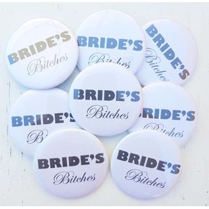 10 Buttons Bride's Bitches wit - vrijgezellenfeest - vrijgezellenavond - trouwen - bride to be - bruid - trouwen