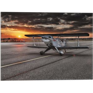 WallClassics - Vlag - Klein Vliegtuig op Startbaan - 40x30 cm Foto op Polyester Vlag