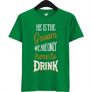 He Is The Groom | Vrijgezellenfeest Cadeau Man - Groom To Be Bachelor Party - Grappig Bruiloft En Bruidegom Bier Shirt - T-Shirt - Unisex - Kelly Groen - Maat 4XL