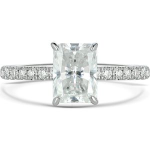 Astra - 18k Witgouden Radiant Moissanite Ring met Pavé Zijstenen & Hidden Halo - 3.9 karaat