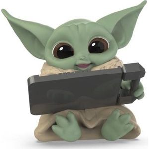 Star Wars - The Mandalorian Bounty Collection: Yoda The Child Yoda with Tablet  MERCHANDISE