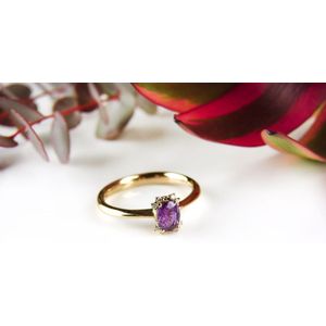 ring in roos goud gezet met roze saffier en diamant