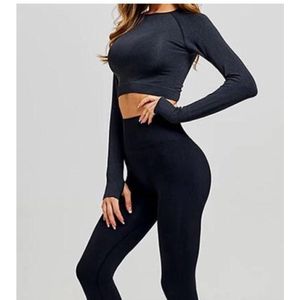 CHPN - Sportoutfit - Legging en top - High waist legging - Croptop met lange mouw - Naadloos - Zwart - Small - Maat S - Sporttenue - Sporten - Sportfashion