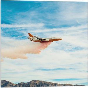 WallClassics - Vlag - Rood met Wit Vliegtuig vliegend Boven Bergen met Oranje Rook - 50x50 cm Foto op Polyester Vlag