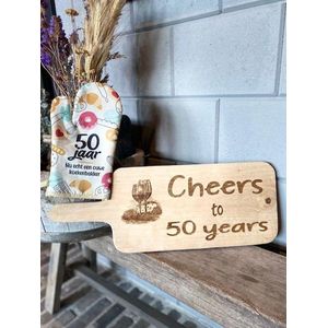 Serveerplank Cheers to 50 years  + Ovenhandschoen met de tekst `50 jaar Nu echt een ouwe koekenbakker.`+ / Sarah / Abraham / 50 jaar / verjaardag