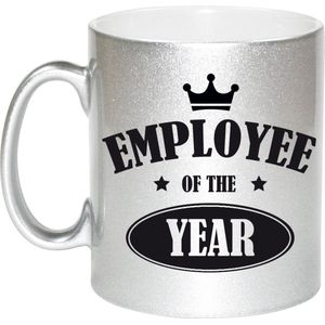 1x stuks collega cadeau mok / beker employee of the year/ werknemer van het jaar - zilver - personeel cadeau