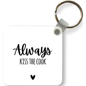 Sleutelhanger - Uitdeelcadeautjes - Quotes - Wit - Koken - Hartje - Always kiss the cook - Spreuken - Plastic - Vaderdag cadeau - Geschenk - Cadeautje voor hem - Tip - Mannen