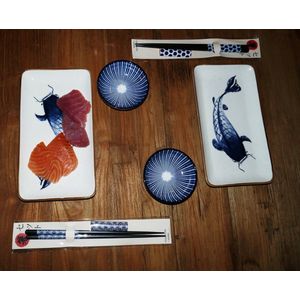 Sushi set blauw / wit van het merk Gusta  2 sushiborden, 2 sausschaaltjes, eetstokjes en onderlegger