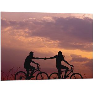 WallClassics - Vlag - Silhouet van Hand in Hand Fietsend Koppel - 80x60 cm Foto op Polyester Vlag