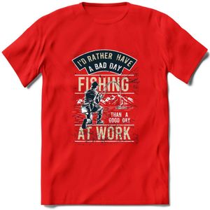 A bad Day Fishing - Vissen T-Shirt | Beige | Grappig Verjaardag Vis Hobby Cadeau Shirt | Dames - Heren - Unisex | Tshirt Hengelsport Kleding Kado - Rood - XXL