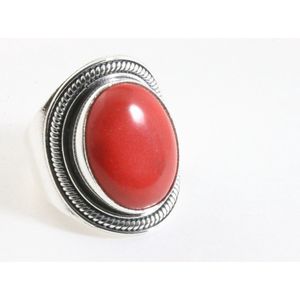 Bewerkte zilveren ring met rode koraal steen - maat 21