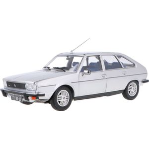 Het 1:18 gegoten model van de Renault R30TX uit 1979 in zilver De fabrikant van het schaalmodel is Norev. Dit model is alleen online verkrijgbaar