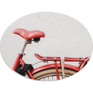 WallClassics - PVC Schuimplaat Ovaal - Rood Zadel op Rode Fiets - 68x51 cm Foto op Ovaal (Met Ophangsysteem)