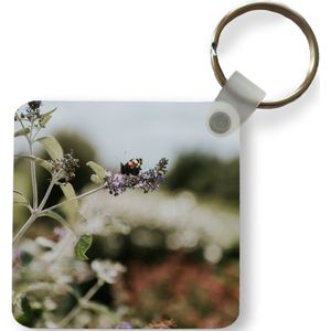 Sleutelhanger - Uitdeelcadeautjes - Dagpauwoog vlinder op lavendel - Plastic
