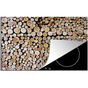 KitchenYeah® Inductie beschermer 78x52 cm - Een stapel met boomstammen als gebruik van brandhout - Kookplaataccessoires - Afdekplaat voor kookplaat - Inductiebeschermer - Inductiemat - Inductieplaat mat