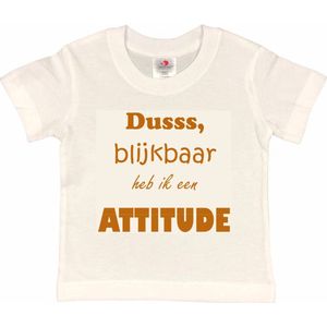 T-shirt Kinderen ""Dusss, blijkbaar heb ik een ATTITUDE"" | korte mouw | Wit/tan | maat 122/128