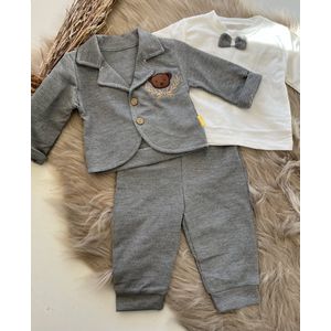 luxe baby pak -jongensset-jongenspak- drie delige katoenen baby set- vest, broek ,shirt met strikje-kleur grijs -9 tem 12 maanden
