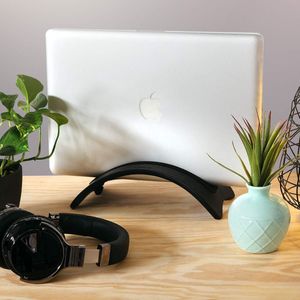 verticale laptopstandaard voor MacBook - Houten standaard - Geschikt voor laptops met 14,5 tot 16 mm dikte - Eikenhout - Zwart