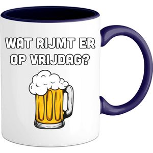 Wat rijmt er op vrijdag? - Bier kleding cadeau - bierpakket kado idee - grappige bierglazen drank feest teksten en zinnen - Mok - Navy Blue