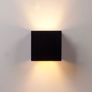 Wandlamp verstelbare lichtbundel kubus | 1 lichts | zwart / goud | aluminium / metaal | wandlamp | 9,5 x 9,5 x 9,5 cm | modern / sfeervol / strak design