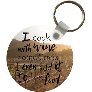 Sleutelhanger - Wijn quote 'I cook with wine. Sometimes I even add it to the food' en een wijngaard - Plastic - Rond - Uitdeelcadeautjes