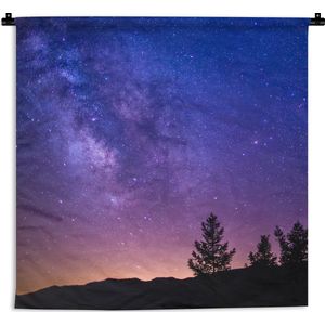 Wandkleed Melkweg - Paarse Melkweg boven een berggebied Wandkleed katoen 60x60 cm - Wandtapijt met foto