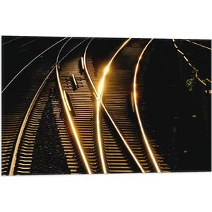 WallClassics - Vlag - Kruisende Spoorwegen in het Donker - 75x50 cm Foto op Polyester Vlag