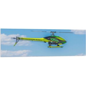 WallClassics - Vlag - Geel Groene Helikopter bij Wolken - 120x40 cm Foto op Polyester Vlag