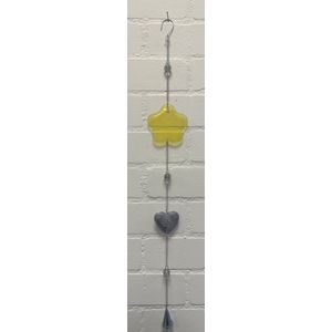 Deco hanger ""Bloem"" met metalen ketting - glas + metaal - bloem & hart+bloem - Zilveren ketting + gele bloem - lengte 76 cm - Woondecoratie - Woonaccessoires