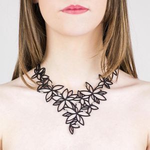 Batucada – Maui - Collier van Plantaardige Oorsprong en Hypoallergeen - Vrouwen Ketting met Glanzende bloemen - Antiallergisch Halsketting - Zwart - lengte 43/48 cm - effect Tattoo - ziet er uit als Rubber - Aluminium