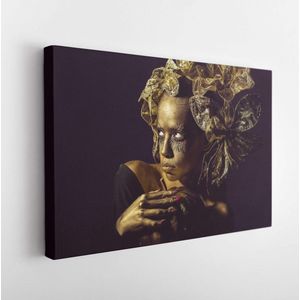 Halloween gouden vrouw of meisje met geschilderde gouden pompoen heeft mooi gezicht met make-up en body art gemetalliseerde kleur met decoratieve bloemen op hoofd op zwarte achtergrond. – Moderne kunst canvas – Horizontaal – 1165611829