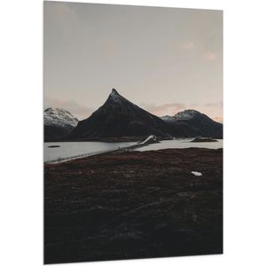 WallClassics - Vlag - Puntige Berg in Landschap - 100x150 cm Foto op Polyester Vlag