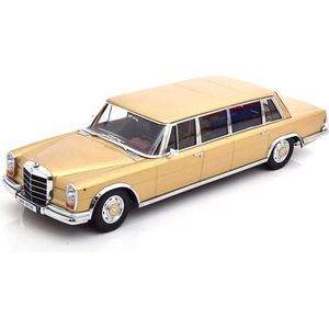 Het 1:18 Diecast-model van de Mercedes-Benz 600 LWB W100 Pullman uit 1964 in goud metallic. De fabrikant van het schaalmodel is KK Scale. Dit model is alleen online verkrijgbaar