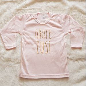 baby shirt met tekst meisje grote zus tekst cadeau aanstaande zwangerschap aankondigen bekendmaken opa en oma oom tante big / little sister roze lange mouw maat maat 104-110