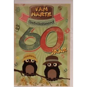 Van harte gefeliciteerd! Je bent 60 jaar geworden! Een vrolijke kaart met wijze uiltjes op een tak die een hoed op hebben. Een leuke kaart om zo te geven of om bij een cadeau te voegen. Een dubbele wenskaart inclusief envelop en in folie verpakt.