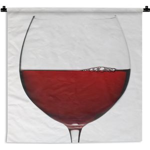 Wandkleed Rode wijn - Close up van een magisch glas rode wijn Wandkleed katoen 120x120 cm - Wandtapijt met foto