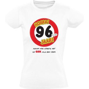 Hoera 96 Jaar! Maar nog steeds zo gek als een deur! Dames T-shirt | Jarig | 96e verjaardag kado | Shirt