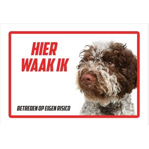 Waakbord/ bord | ""Hier waak ik"" | 30 x 20 cm | Spaanse Waterhond | Labradoodle | Dikte: 1 mm | Gevaarlijke hond | Waakhond | Hond | Betreden op eigen risico | Polystyreen | Rechthoek | Witte achtergrond | 1 stuk