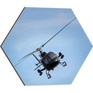 WallClassics - Dibond Hexagon - Zwarte Helikopter bij Blauwe Lucht - 40x34.8 cm Foto op Hexagon (Met Ophangsysteem)