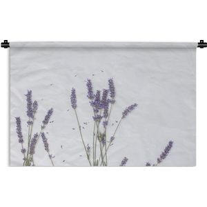 Wandkleed De lavendel - Kleine paarse lavendelbloemen tegen een grijze lucht Wandkleed katoen 150x100 cm - Wandtapijt met foto