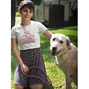 Shirt - At least my dog loves me - Wurban Wear | Grappig shirt | Hond | Unisex tshirt | Speelgoed | Hondenmand | Knuffel | Wit
