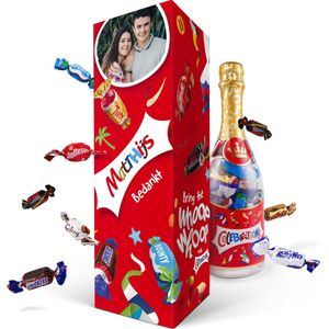Celebrations Fles met naam - Gepersonaliseerde Celebrations in Giftbox - 312 Gram smaken mix - Chocolade Cadeau met tekst - Champagnefles Mars, Twix, Snickers, Milky Way, Bounty, Maltezers, Galaxy en Galaxy Caramel