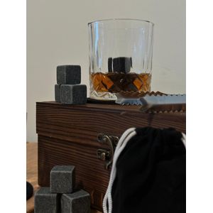 Luxe whiskey cadeau set - 2 glazen - 8 whiskey stones met fluwelen bewaarzakje - 2 onderzetters - 1 tang in een luxe houten box