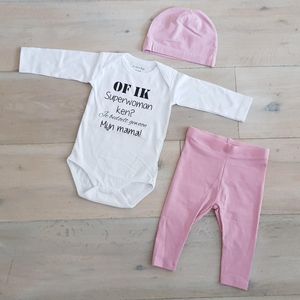 baby romper met tekst  Meisjes Setje 3-delig cadeau geboorte newborn | maat 62-68 | roze mutsje roze broekje en wit  romper lange mouw tekst zwart of ik superwoman ken je bedoelt gewoon mijn mama | Bodysuit | Huispakje | Kraamkado | Gift Set