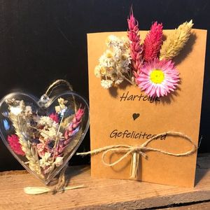 Droogbloemenkaart ""Hartelijk gefeliciteerd"" en hart met droogbloemen in roze en naturel tinten - decoratie - cadeau - boeket - bloemen - krans - bruiloft - feest - liefde - verjaardag - wenskaart - bloemenhart - bloemstuk