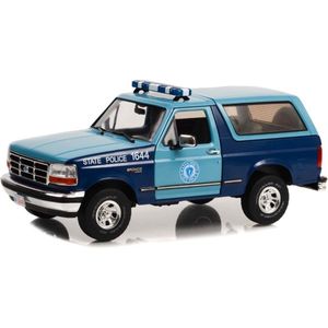 Het 1:18 Diecast-model van de Ford Bronco Massachusetts State Police van 1996 in White. De fabrikant van het schaalmodel is Greenlight.Dit model is alleen online beschikbaar