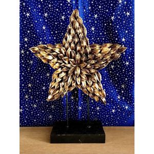 Natural Gold J-Pod Star on Base 37 cm hoog - Christmas Star - kerstster - handgemaakt - kunststof - figuur - kerststukje - kerstdecoratie - kerstitem - accessoire - interieur - geschenk - gift - cadeau - kerst - nieuwjaar – verjaardag