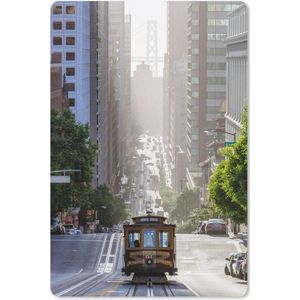 De zon schijnt vol op een rijdende tram in San Francisco