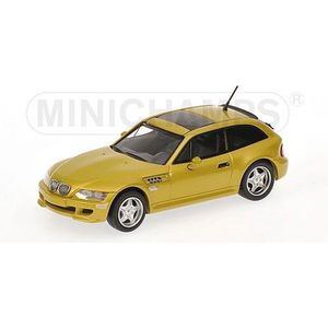 De 1:43 Diecast Modelcar van de BMW M Coupe van 1999 in Yellow Metallic.This schaalmodel is begrensd door 1008 stuks. De fabrikant is minichamps. Dit model is alleen online beschikbaar